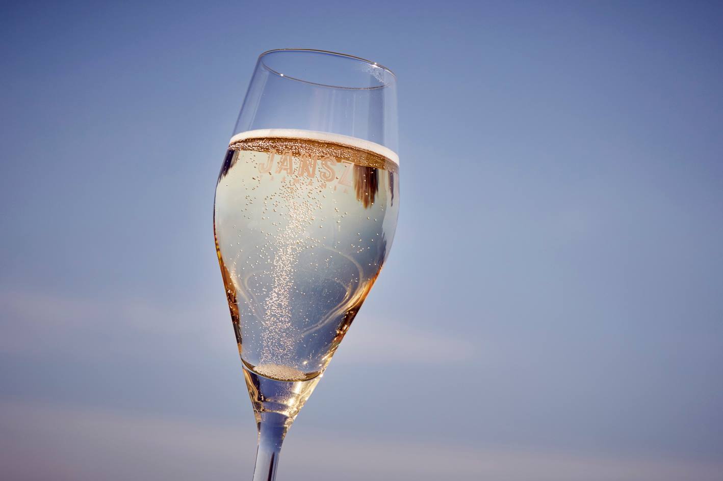 https://www.vinocorpperu.com/images/bodegas/jansz/foto de Jansz Tasmania-min.jpg